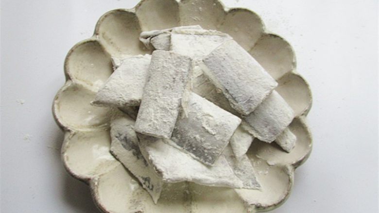 茄汁带鱼,<a style='color:red;display:inline-block;' href='/shicai/ 386'>带鱼</a>切块,裹上面粉