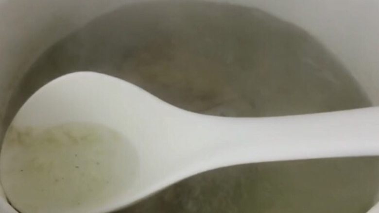 鱼香肘子,烧开后撇去浮末。