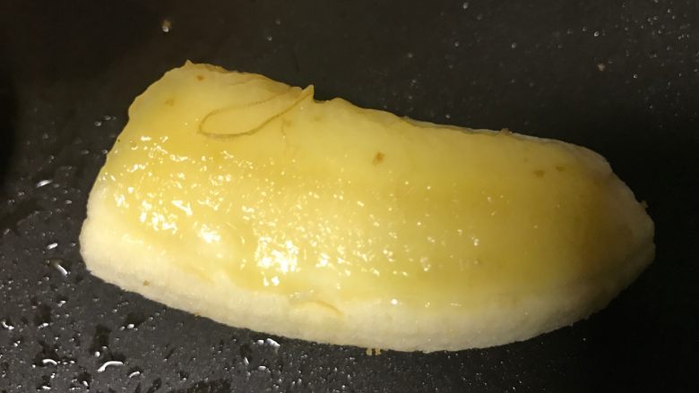 英式快手营养早餐,煎蛋时可以同时煎些水果蔬菜,我今天煎的<a style='color:red;display:inline-block;' href='/shicai/ 610'>香蕉</a>。