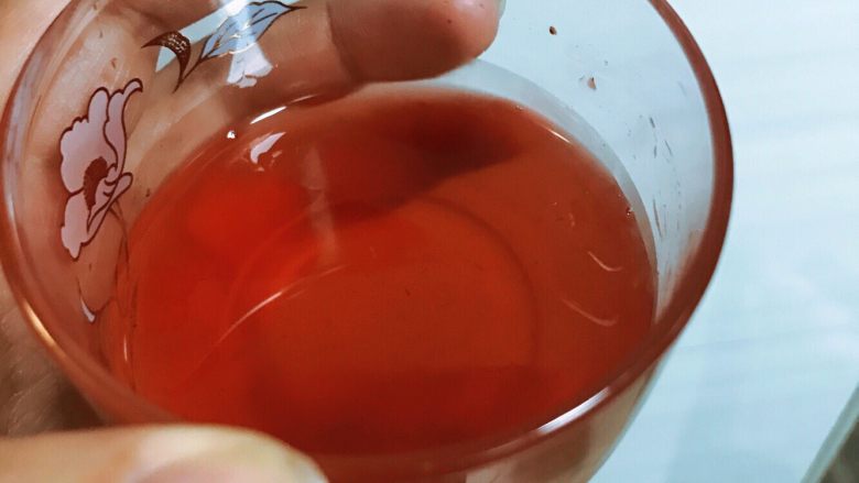 草莓果子酒,入口绵滑~微酸偏甜~口感特别可爱~做一个试试吧