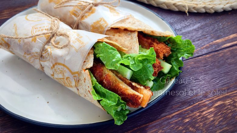 全麦鸡肉卷,卷起即可食用~营养美味的全麦鸡肉卷就OK啦!怕胖的mm可以用烟熏鸡肉代替油炸鸡肉、把沙拉酱去掉改用沙拉醋、第戎酱和黑胡椒调味~同样很美味哦~