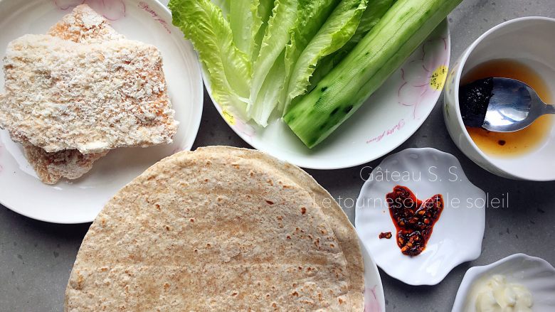 全麦鸡肉卷,准备食材:饼皮需要提前蒸5min回软。甜酱加开水调稀备用。<a style='color:red;display:inline-block;' href='/shicai/ 121'>生菜</a>洗净擦干。<a style='color:red;display:inline-block;' href='/shicai/ 54'>黄瓜</a>削皮切条。
(我的饼皮和鸡肉块都是在麦德龙购买的半成品。勤快的mm可以自己事先制作:饼皮—中粉、全麦粉加适量清水揉,擀薄后烙熟;鸡块—生鸡胸肉切1cm厚,加盐、辣椒粉、生抽、洋葱汁腌制半小时,裹蛋液,再裹上面包糠即可)