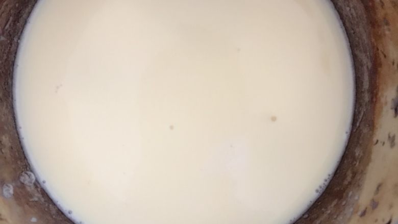 营养豆浆,将打好的豆浆过滤一遍,用奶锅煮沸之后再多煮两分钟即可。