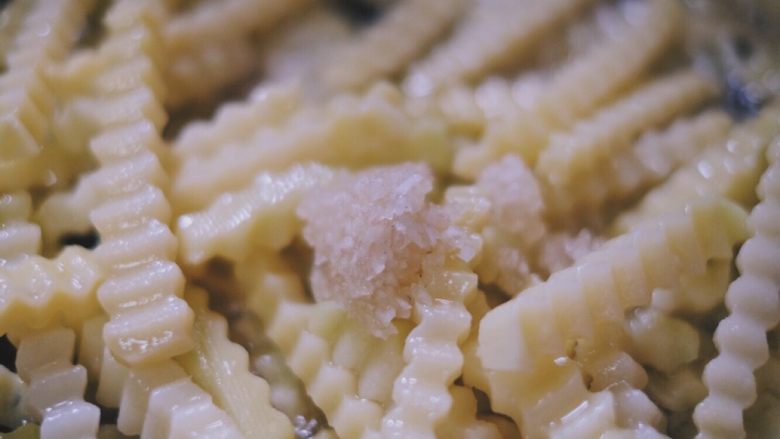 川味儿狼牙土豆,倒入蒜末,翻炒出蒜香,把土豆捞出来