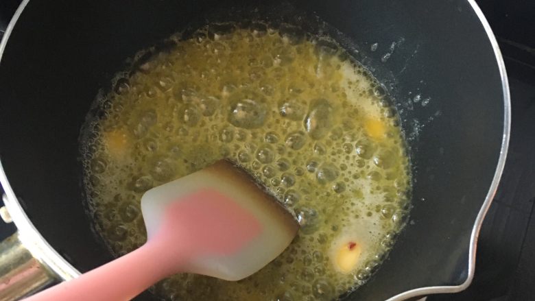 牛轧糖,黄油不粘锅加热
