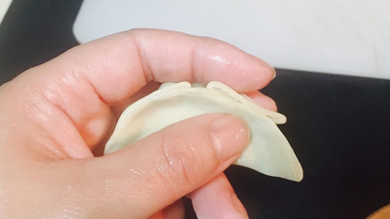 汪星人的饺子,剩余的,也捏平。