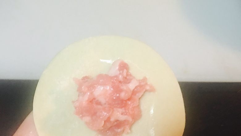 汪星人的饺子,用手指打湿,外围一圈弄湿