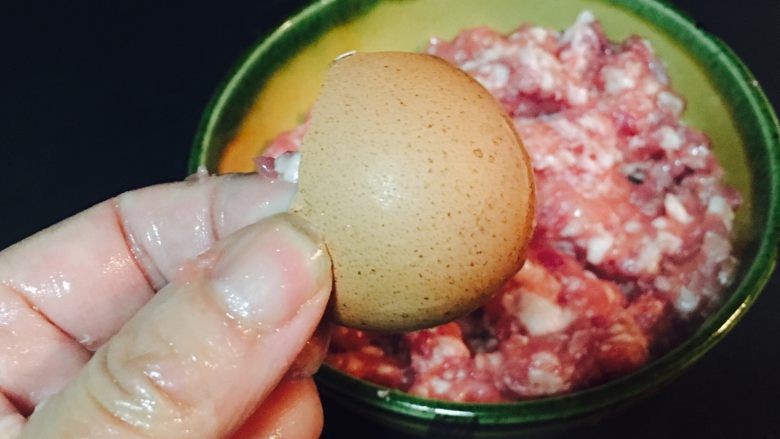 汪星人的饺子,加一个蛋,筷子顺时针搅拌,多搅上劲,好吃