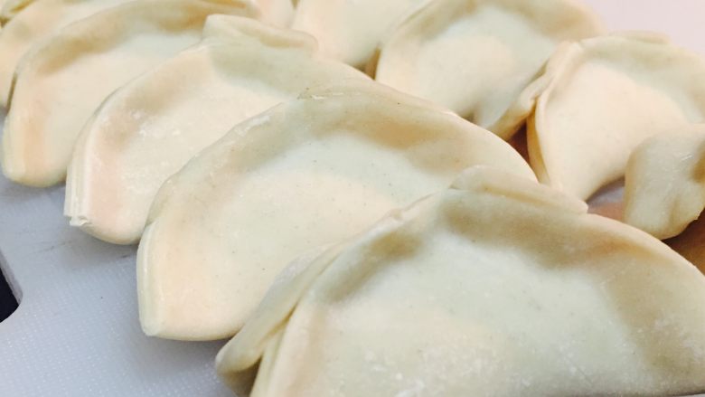 汪星人的饺子,基本好了。等他们吃时,锅里水开,蒸十分钟即可。随后切碎,放他们碗里,我家两汪星人宝宝很爱吃。