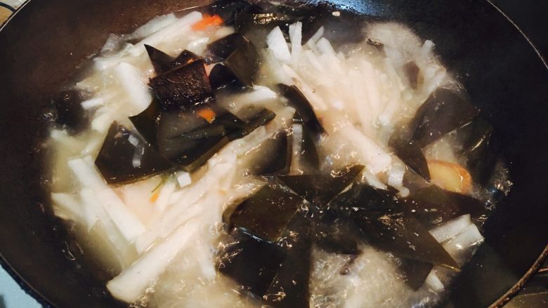 萝卜海带汤,倒入昨天剩下的小排海带汤一起煮。每个萝卜大小不一,煮的时间也不同。十五分钟后,你揭开锅盖,看看萝卜酥了没有,酥了就好,加点盐即可。