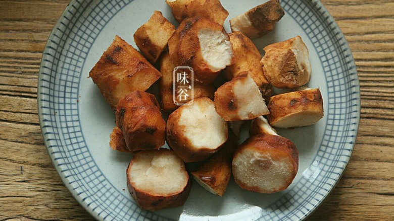 清热祛湿汤~土茯苓赤小豆汤,将土茯苓洗净,切成小块(这东西比较硬,手弱的童鞋可以让卖家帮你切好)。