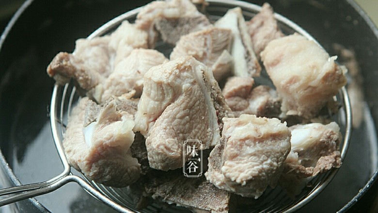 清热祛湿汤~土茯苓赤小豆汤,煮开1分钟后,猪骨头的血水出来了。然后把猪骨捞出来冲洗,去掉浮沫后待用。(这些可以去除腥味和 血水,以免汤汁混浊。)