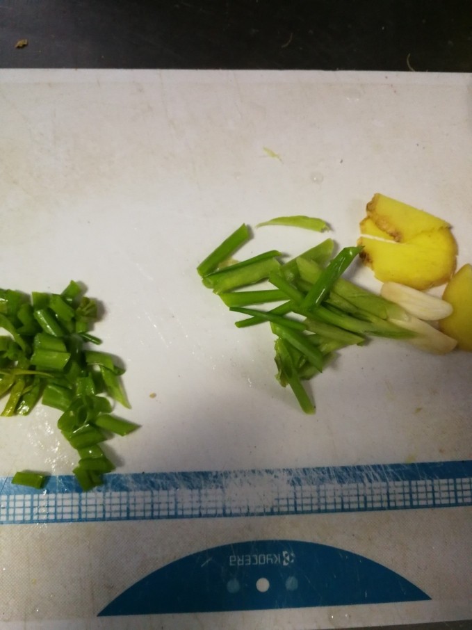 酱油炒饭,准备葱段姜片蒜片,葱花适量。