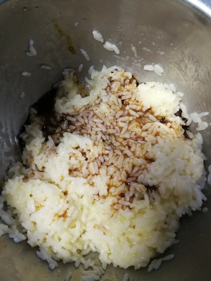 酱油炒饭,接着加入之前调好的酱油料,同样充分拌匀,使米粒上都均匀包裹酱料和蛋液。
