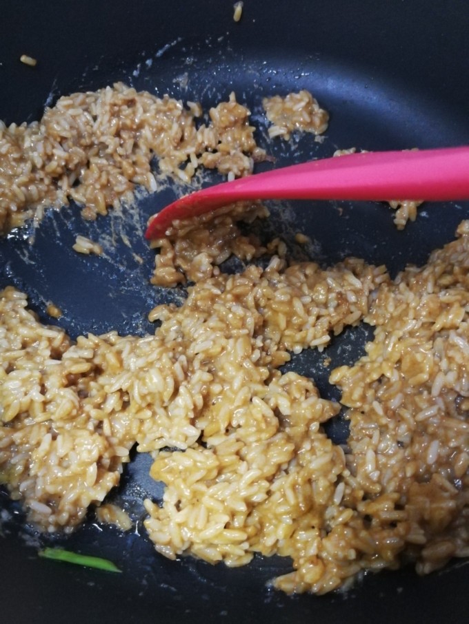 酱油炒饭,马上倒入拌好的米饭,大火快速翻炒。
