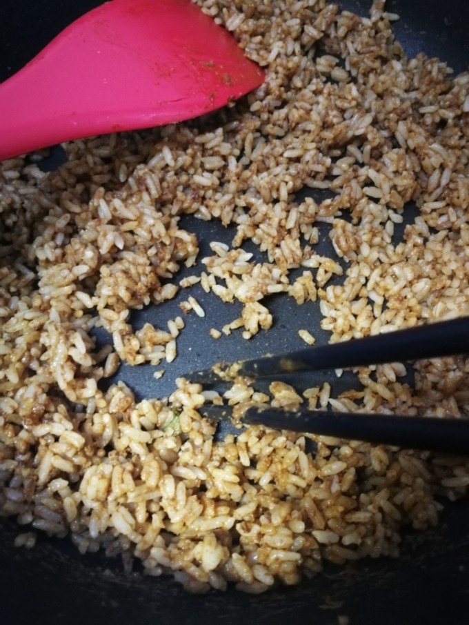 酱油炒饭,一定要快速不断翻炒,防止粘锅,可以辅助用筷子和锅铲一起翻炒。