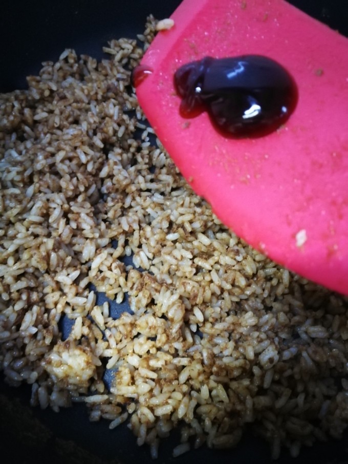 酱油炒饭,等翻炒到米饭差不多干了,颗粒分明了,再加入半勺蚝油,继续翻炒。