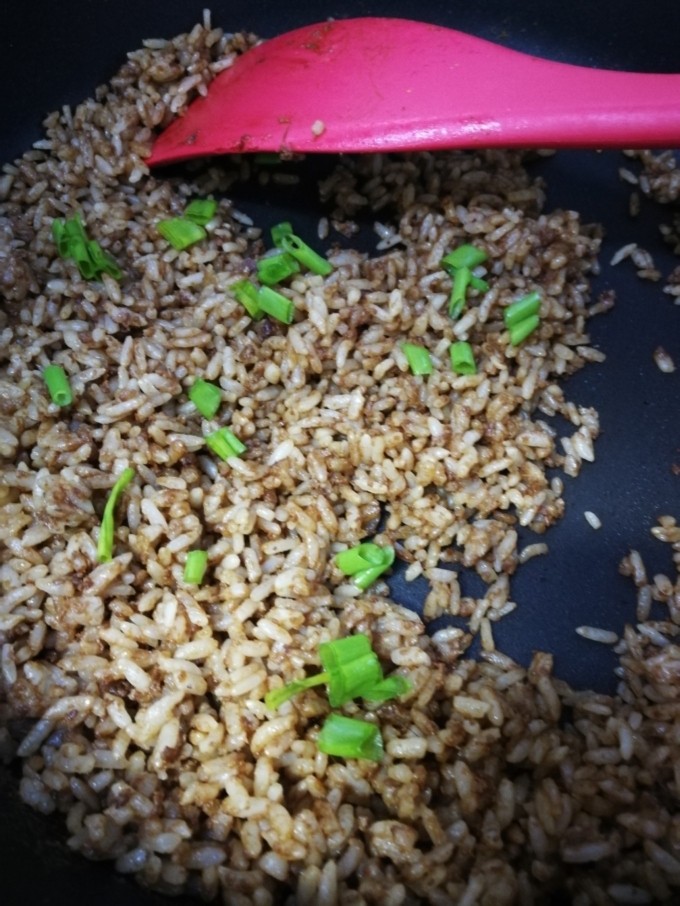 酱油炒饭,最后撒葱花出锅。(拍摄光线问题,颜色有失真,其实颜色已经很好了)
