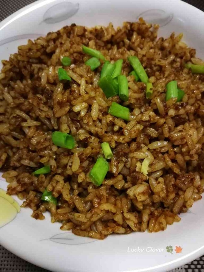 酱油炒饭,装盘,那个香啊😍