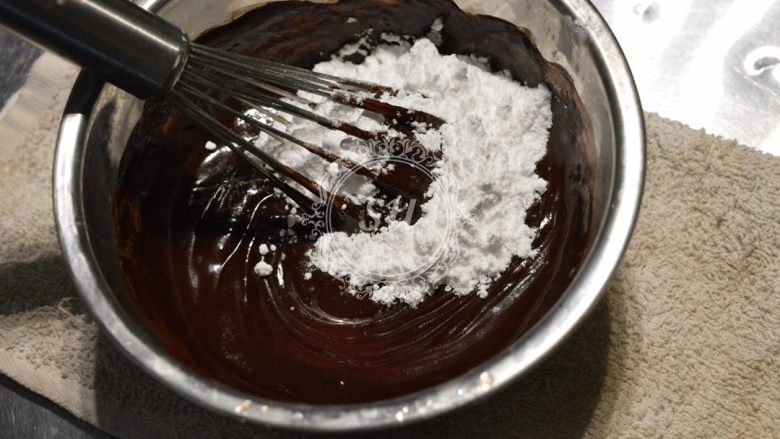 经典巧克力蛋糕,加入砂糖 20g (我用的是糖粉),搅拌混合均匀