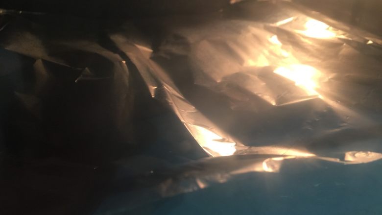 牛排时蔬串,放烤箱中层,190度烤12分钟左右即可。(烤约8分钟时可以盖上锡纸防止表面烤焦烤干)