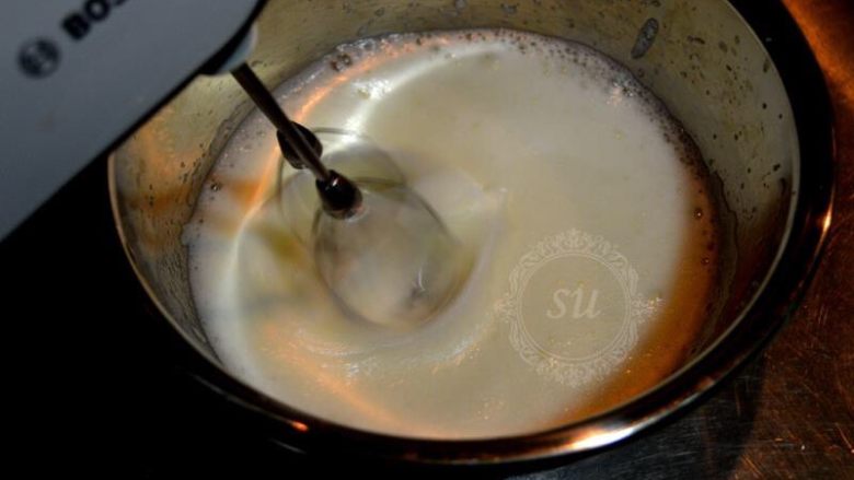 经典巧克力蛋糕,加入剩余糖的1/2,打至泡沫细腻后再加入剩余的砂糖