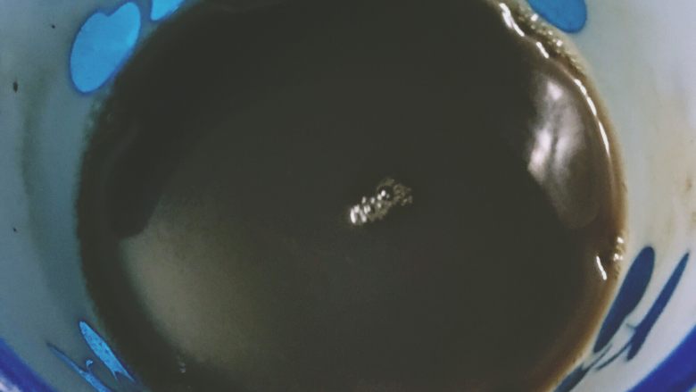 【网上厨房独家】颜值绝佳的草莓冰红茶,将红茶粉倒入纯净水中混合均匀,冰箱冷藏12小时