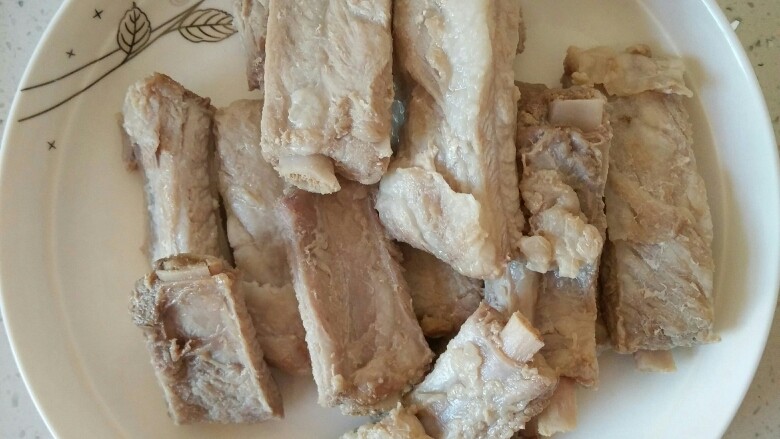 家常排骨炖芸豆,捞出的排骨备用(要一根一根捞,别沾上沫子)。