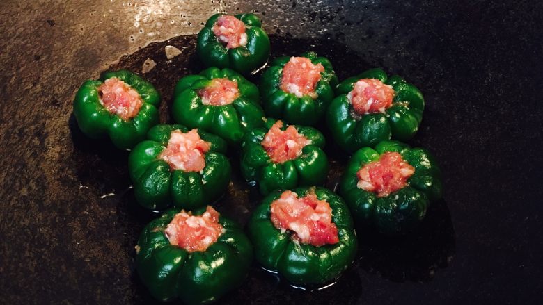 小灯笼椒塞肉,为了拍照,所以排放整齐。