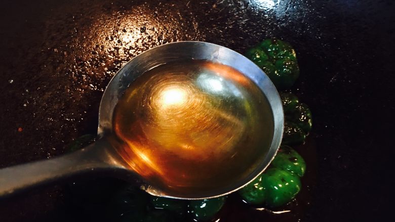 小灯笼椒塞肉,继续加一勺水。加盖煮八分钟,大致时间。