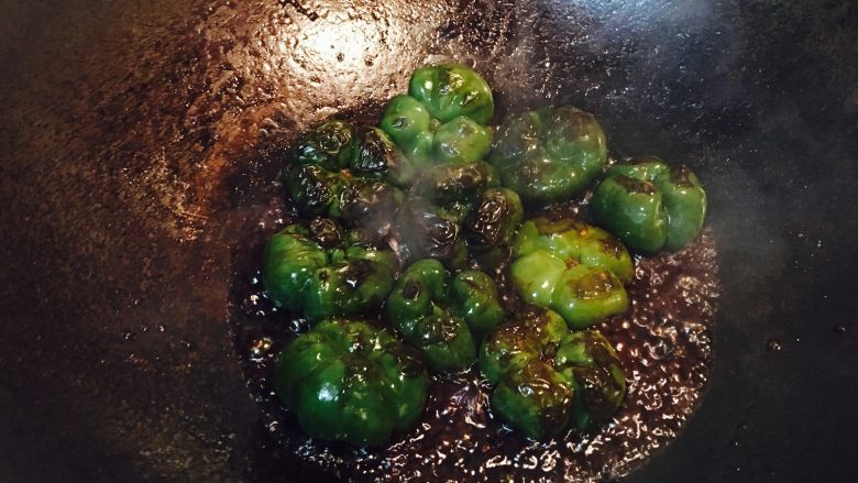 小灯笼椒塞肉,汤汁变浓稠了,期间可以开盖炒几下,再翻炒会。可以放点干贝素,可以不放。