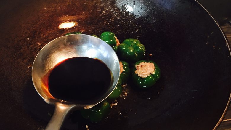 小灯笼椒塞肉,加了老抽,烧好,感觉也没放多。