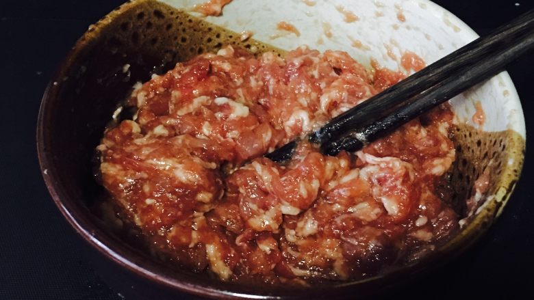 小灯笼椒塞肉,加个<a style='color:red;display:inline-block;' href='/shicai/ 9'>鸡蛋</a>,顺时针搅拌会,加入生抽,也就是小时候叫的白酱油,不过,以前可没这么鲜。我记得红酱油是0.21元一斤。白酱油是0.15元一斤。加点糖,继续搅拌。放旁边入味。