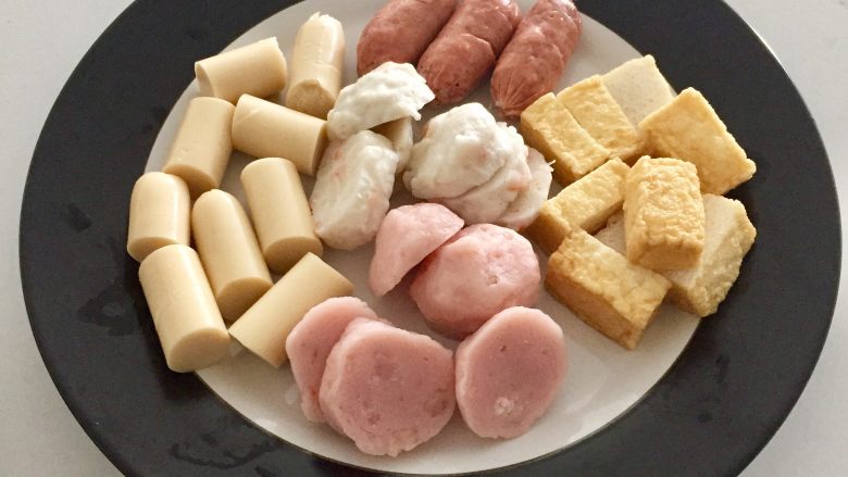 辣炒年糕,因为我个人喜欢放很多各种各样的材料,所以放了很多这种配料~嫌麻烦的可以只放图一跟<a style='color:red;display:inline-block;' href='/shicai/ 552'>年糕</a>就可以了~也很好吃的!