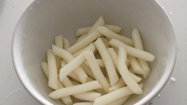 辣炒年糕,因为我其他材料很多,所以年糕我喜欢只放一点点。不放别的材料的亲可以多放点年糕哦。