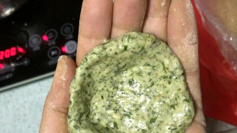 艾糍,取一小面团,捏成饼状,不要太薄,否则会漏馅
