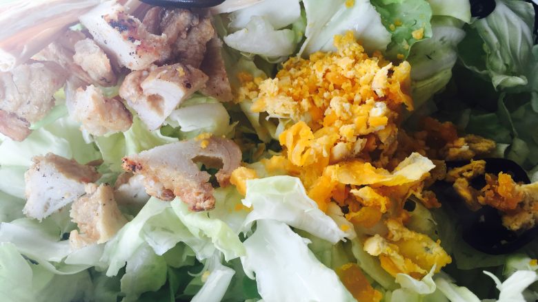 黑木耳炒卷心菜,加入蛋黄