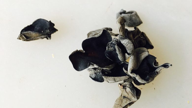 黑木耳炒卷心菜,<a style='color:red;display:inline-block;' href='/shicai/ 136'>黑木耳</a>前一晚浸泡