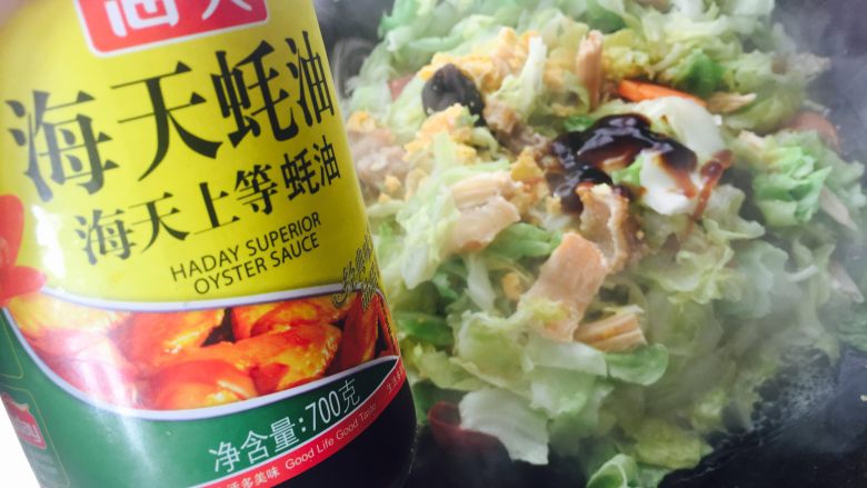 黑木耳炒卷心菜,烧的差不多，可以适当加点蚝油，更加鲜，还入味。