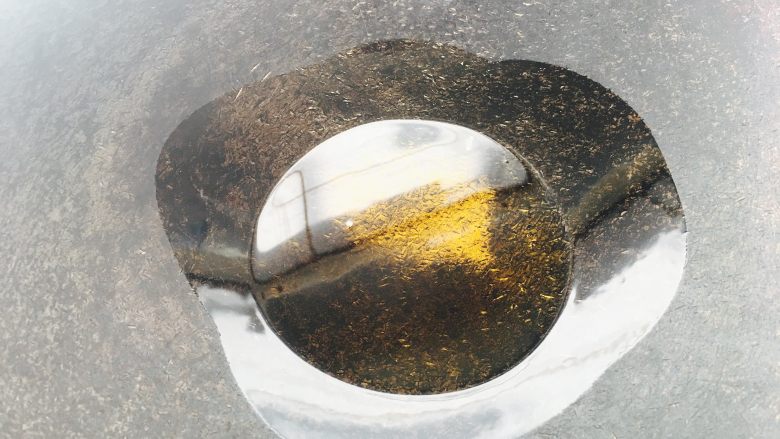 黑木耳炒卷心菜,热锅后倒这点油。每次，我不怎么写克数，因为一般人家，不会准备秤，我要做烘焙，才有的。这样更贴近生活。