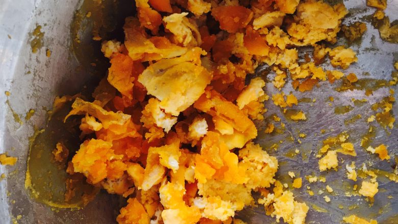 黑木耳炒卷心菜,这是做青团，多下来的咸蛋黄表皮。青团只用到蛋黄馅。