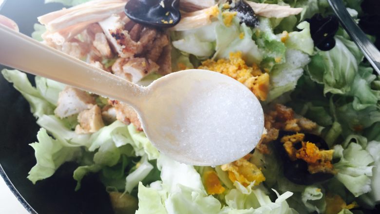 黑木耳炒卷心菜,大半勺糖，加糖可以吊鲜味