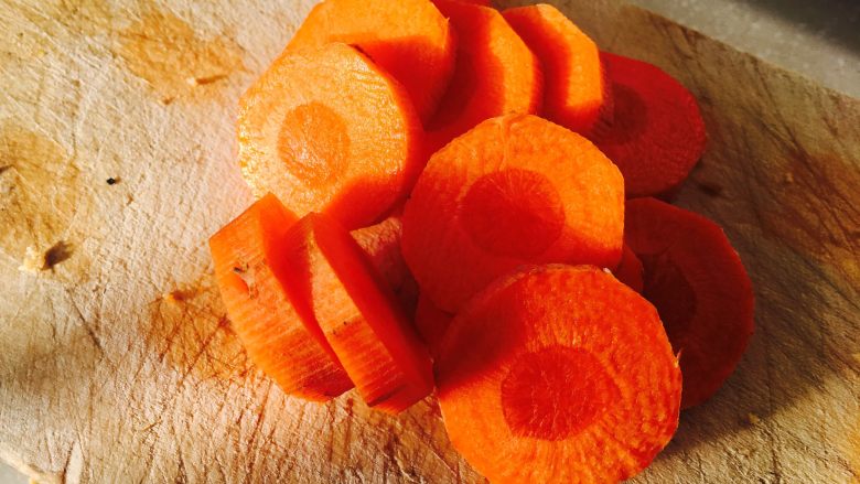 黑木耳炒卷心菜,<a style='color:red;display:inline-block;' href='/shicai/ 25'>胡萝卜</a>切块