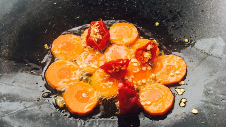 黑木耳炒卷心菜,胡萝卜和干辣椒煸炒一会