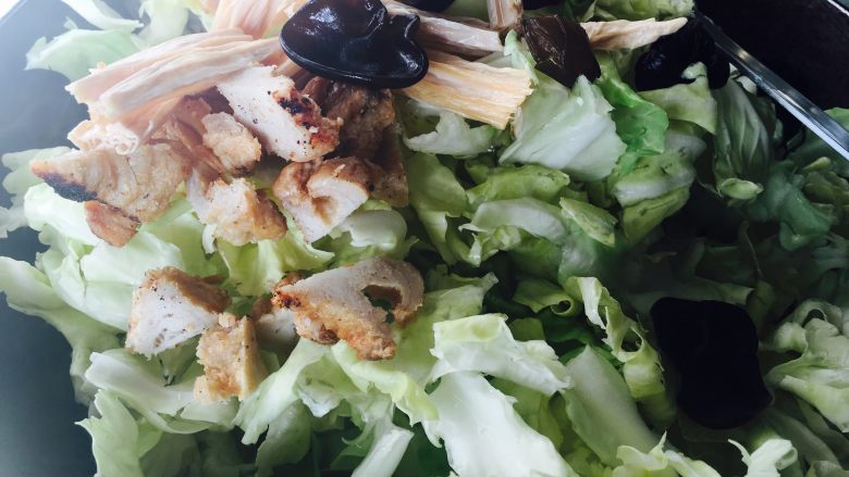 黑木耳炒卷心菜,倒入<a style='color:red;display:inline-block;' href='/shicai/ 3508'>卷心菜</a>，猪油渣，黑木耳，腐竹，翻炒一下加佐料