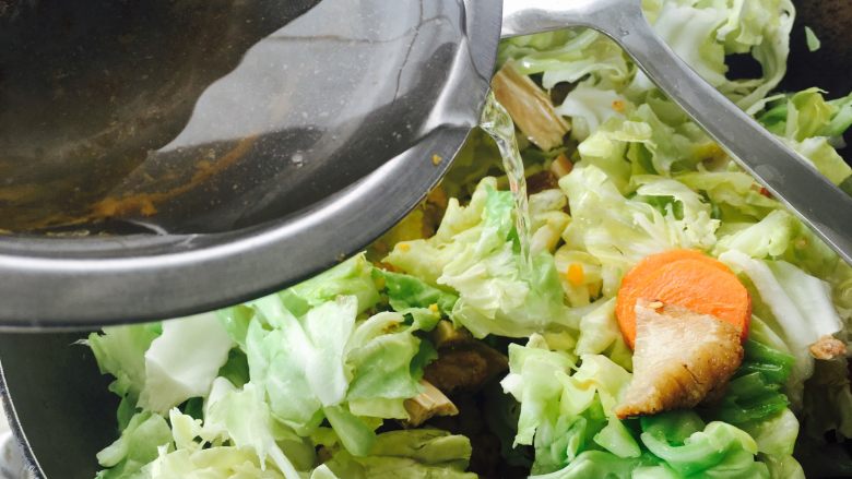 黑木耳炒卷心菜,加点水