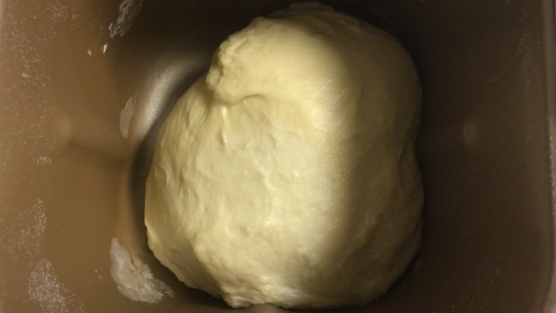 果仁面包碗,期间观察面团成型情况,硬了加些牛奶,软了填些面粉,不过要一点点试验不要加多了,10分钟以后加入软化<a style='color:red;display:inline-block;' href='/shicai/ 887'>黄油</a>。