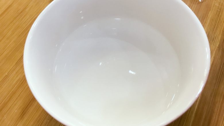 宝宝辅食:自制酸奶-12M+ ,将容器用刚烧好的开水烫一下,然后用厨房纸擦干。