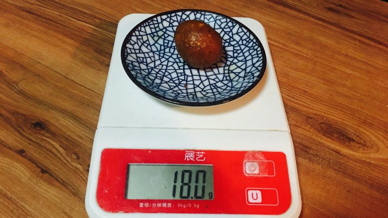 咸蛋黄肉松网红青团,18克到20克的馅。后来家人们探讨,说30克外皮太小,我增加到35克外皮,20克馅。