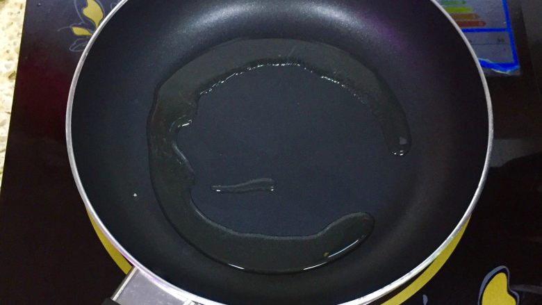 香蕉吐司卷,热锅,倒入食用油